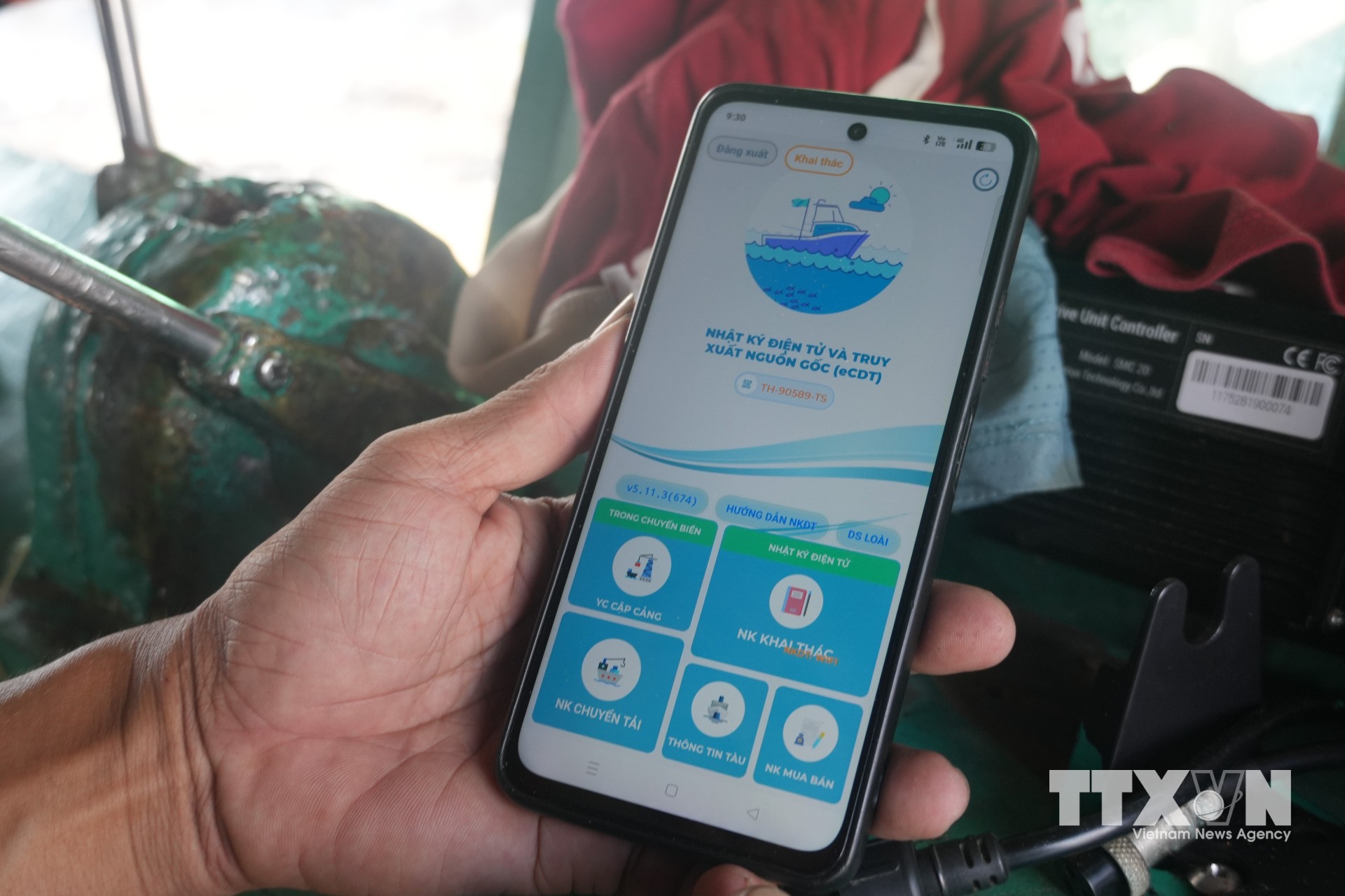 Ngư dân Thanh Hóa sử dụng thành thạo nhật ký điện tử và truy xuất nguồn gốc e-CDT trên điện thoại thông minh. (Ảnh: Hoa Mai/TTXVN)